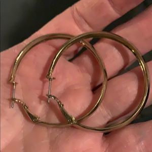 Pretty goldtone hoops  